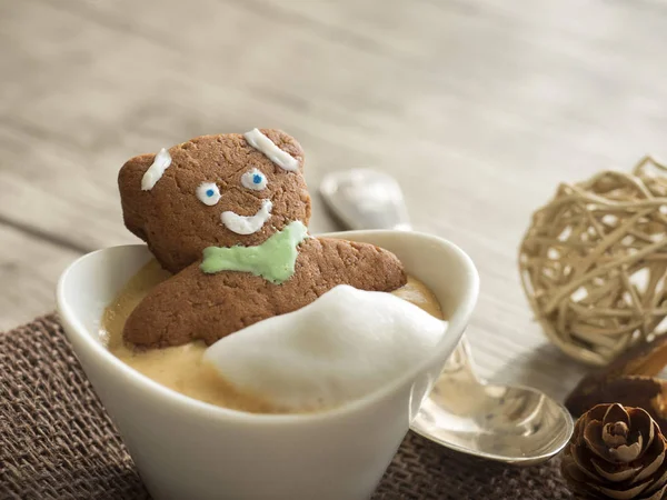 Ein Bär in einer Tasse Kaffee — Stockfoto