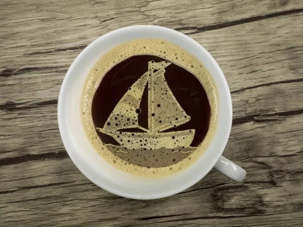 Zeilboot in de koffiekopje — Stockfoto