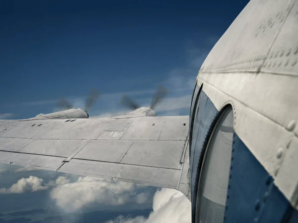 Voyage aérien avec de vieux avions à hélice — Photo