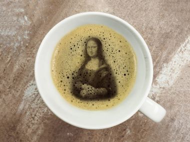 Mona lisa kahve köpüğü içinde