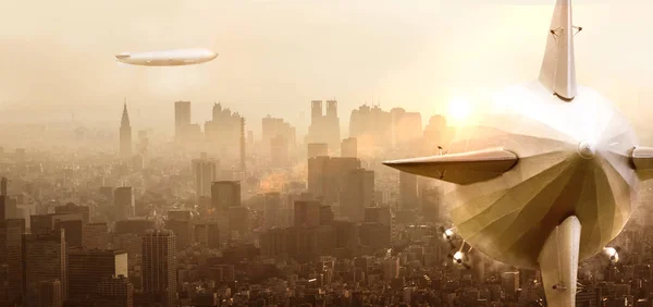 Дирижабль над городом с закатом — стоковое фото