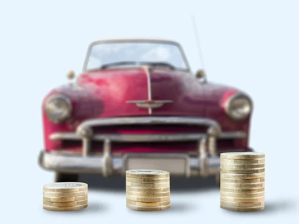 Pilas de monedas en frente del coche de edad avanzada — Foto de Stock