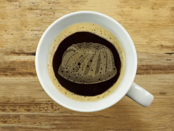 Kuchen in der Kaffeemaschine — Stockfoto