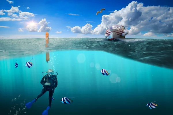 Immersioni fa una sosta di sicurezza sotto la superficie del mare — Foto Stock