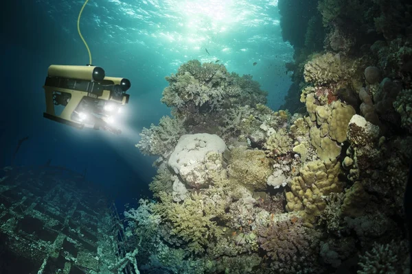 Roboter inspiziert gesunkenes Schiff tief unter Wasser — Stockfoto