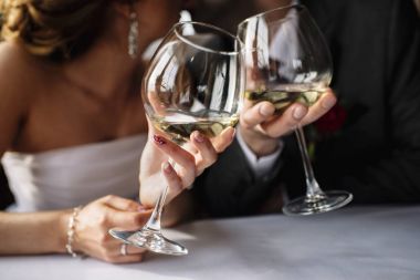 Gelin ve damat kadeh şarap elinde ile