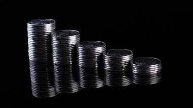 Siyah arka plan üzerinde paralar yansıma