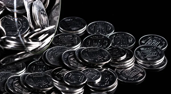 Stříbrné mince na černém pozadí — Stock fotografie