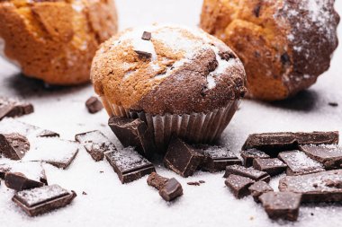 Kek ve çikolata kahvaltı. Muffin parçalarını çikolata ve şeker ile