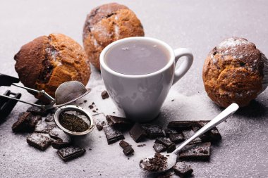 Çay ve adet koyu çikolata