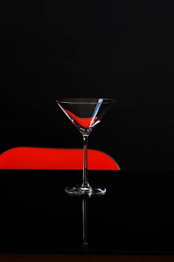Koyu ve kırmızı zemin üzerine martini için yalıtılmış bir cam