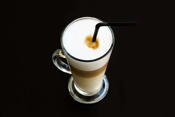 Glas Latte på svart bakgrund — Stockfoto