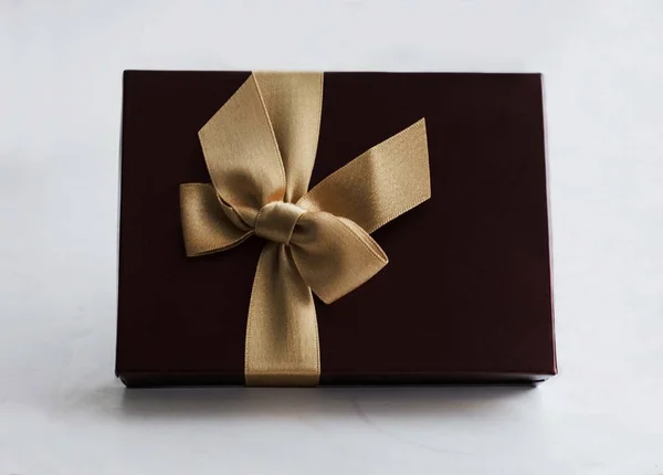 Terra cotta hediye kutusu ile altın şerit — Stok fotoğraf