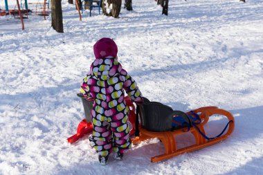 Kış arka plan kızağa çocukla. Kızakla çocuk