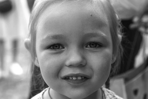 Siyah Beyaz Portre Sevimli Küçük Kız Portresi — Stok fotoğraf