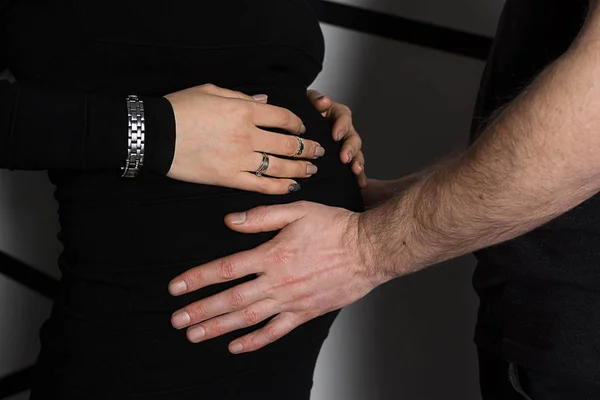 Tangan Anggota Keluarga Memegang Perut Wanita Hamil — Stok Foto