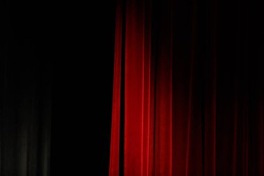 Kırmızı tiyatro perdesi