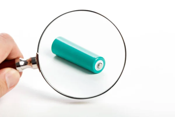 Groene batterij en vergrootglas — Stockfoto