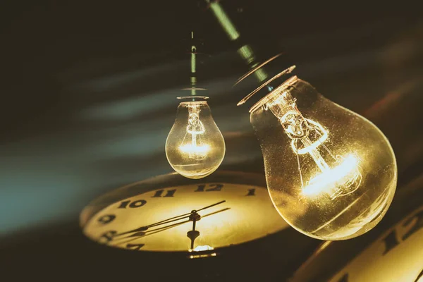 Glühbirne und Uhr — Stockfoto