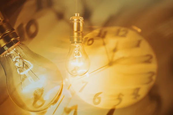 Лампочка и часы — стоковое фото