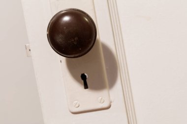 eski ahşap kapı kapı kolu ile