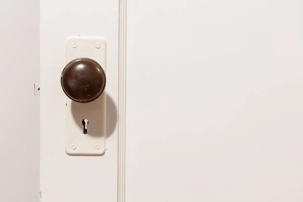 Oude houten deur met deurknop — Stockfoto