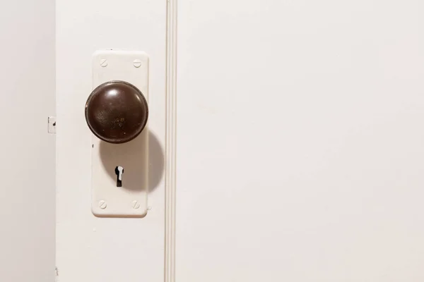 Vieille porte en bois avec bouton de porte — Photo