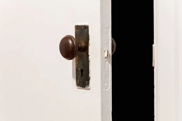 Старая деревянная дверь с дверной ручкой — стоковое фото