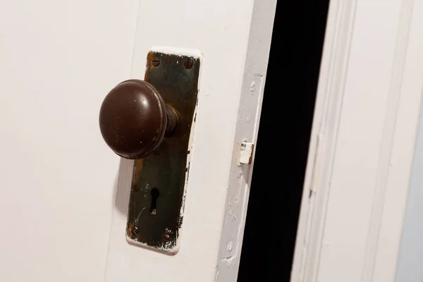 Vieille porte en bois avec bouton de porte — Photo