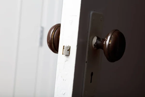 Vieille porte en bois avec bouton de porte — Photo