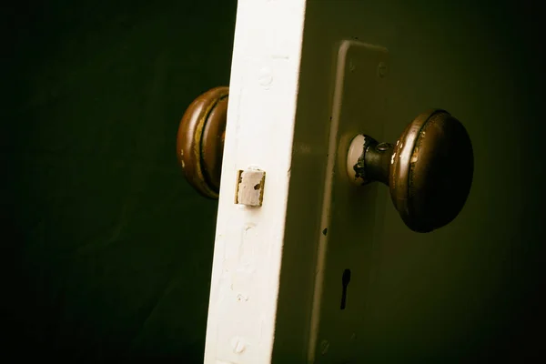 Vieille porte en bois avec bouton de porte — Photo