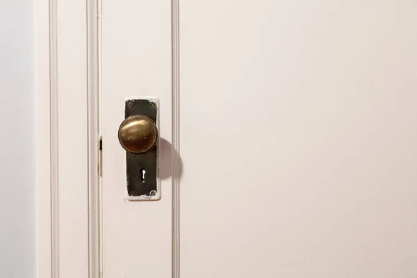 Vieille porte en bois avec bouton de porte — Photo