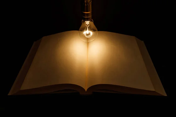 Kniha a žárovka — Stock fotografie