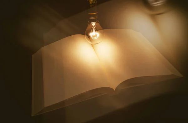 Boek en lamp — Stockfoto