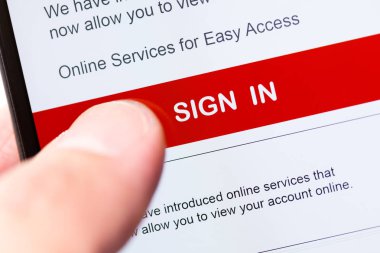 Smartphone değmek perde ile kırmızı düğmeye