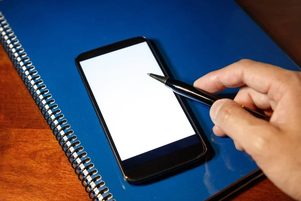 Черный мобильный телефон и ноутбук — стоковое фото