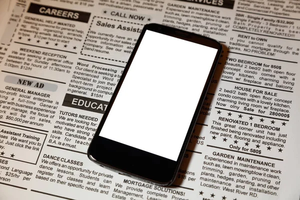 Fake-Zeitung und Smartphone — Stockfoto