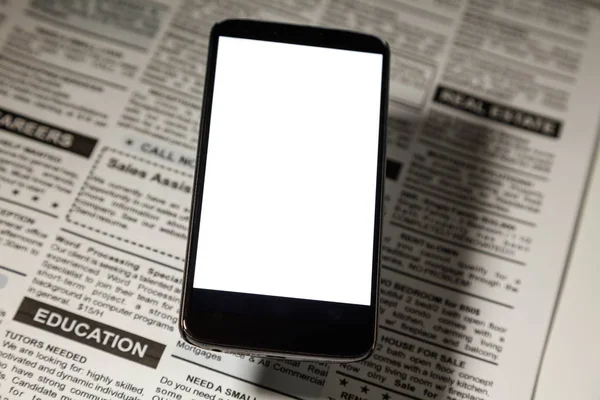 Fake-Zeitung und Smartphone — Stockfoto