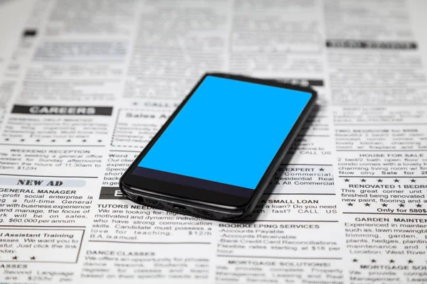 Falso giornale e smartphone — Foto Stock