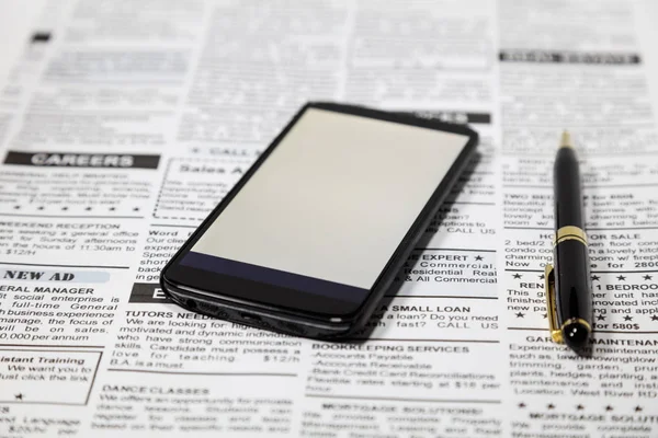 Фальшива газета і смартфон — стокове фото