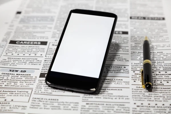 Periódico falso y teléfono inteligente — Foto de Stock