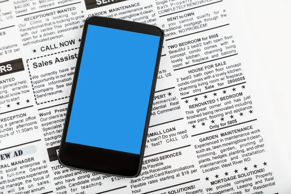 Falso giornale e smartphone — Foto Stock