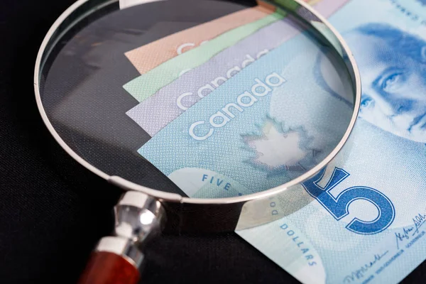 캐나다 달러와 돋보기 — 스톡 사진