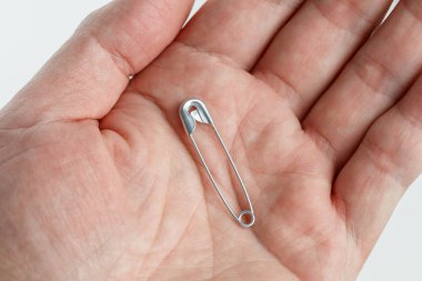 Gümüş çengelli iğne