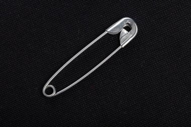 Gümüş çengelli iğne