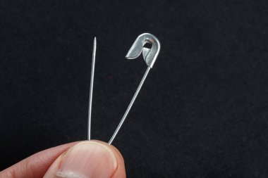 Gümüş çengelli iğne