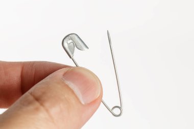 Gümüş çengelli iğne