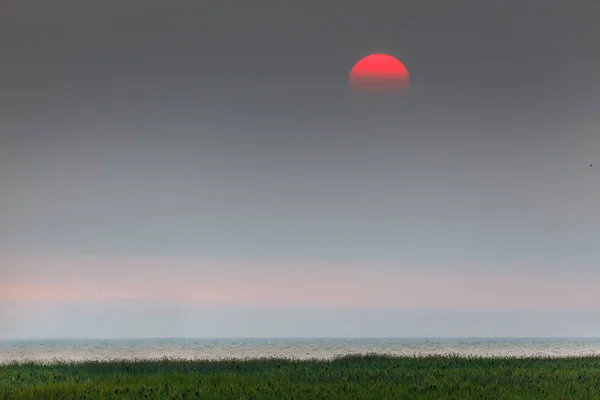 Roter Sonnenuntergang im Dunst — Stockfoto