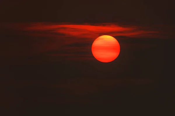 Beau coucher de soleil rouge — Photo