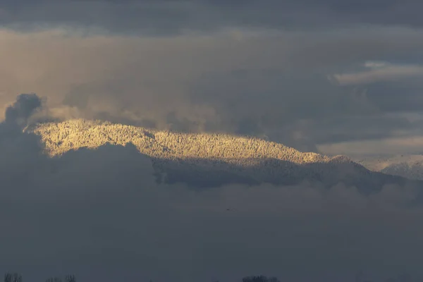 Valkoinen lumi peitetty vuori — kuvapankkivalokuva
